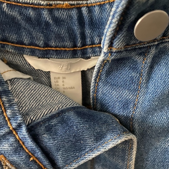 H&M Button-Down Denim Mini-Skirt 💙 - Picture 2 of 2